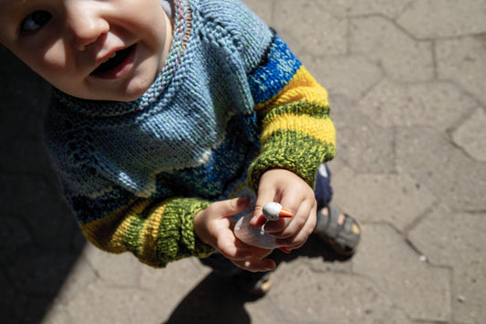 Sådan strikker du en sweater til børn (med garnrester og simple teknikker)