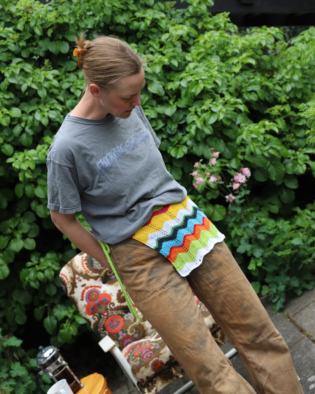 Moderne hip scarf strikket i garnrester og stylet om livet
